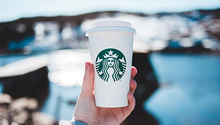 Hogyan terjedt el a Starbucks és a nagy kávézóláncok?